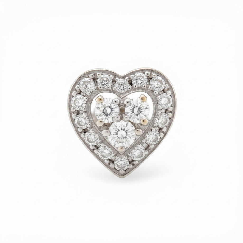 Boucles d'oreilles cœur en or blanc 18 carats serties de diamants pavés et centraux. Design vintage romantique.