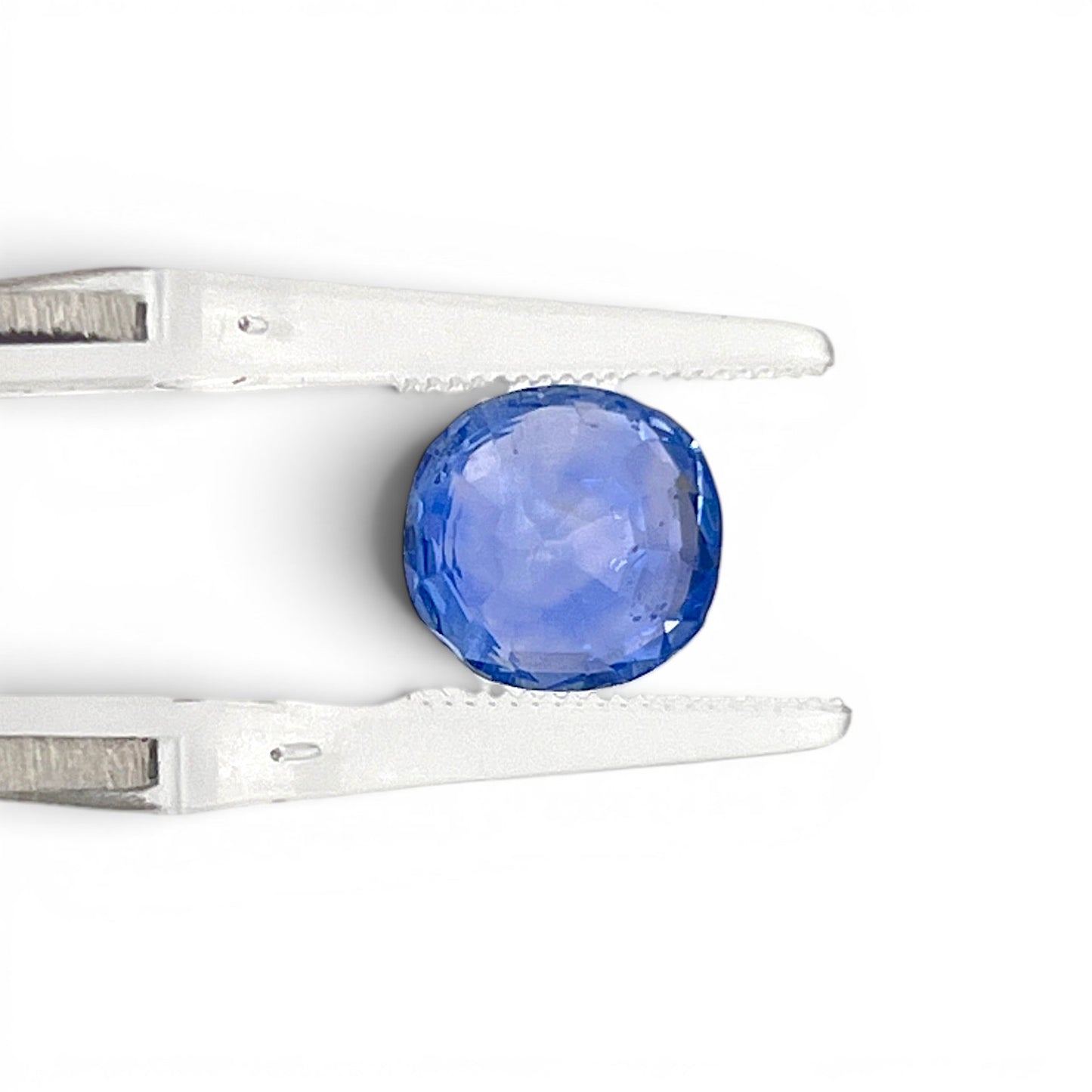 Reverse back view of the natural round cushion-shaped blue sapphire from Ceylon demonstrating its exceptional clarity, clean facets, and lack of heat treatment.