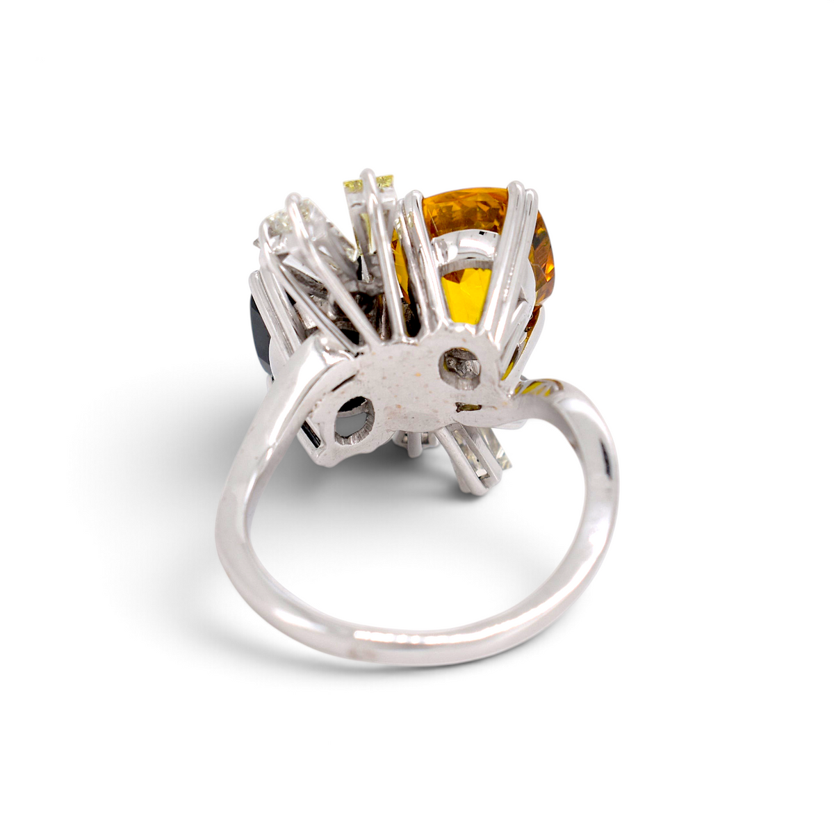 Bague vintage Antique Jewelry Finds toi et moi en or 18k avec saphirs coussin jaune et bleu et diamants trapèze