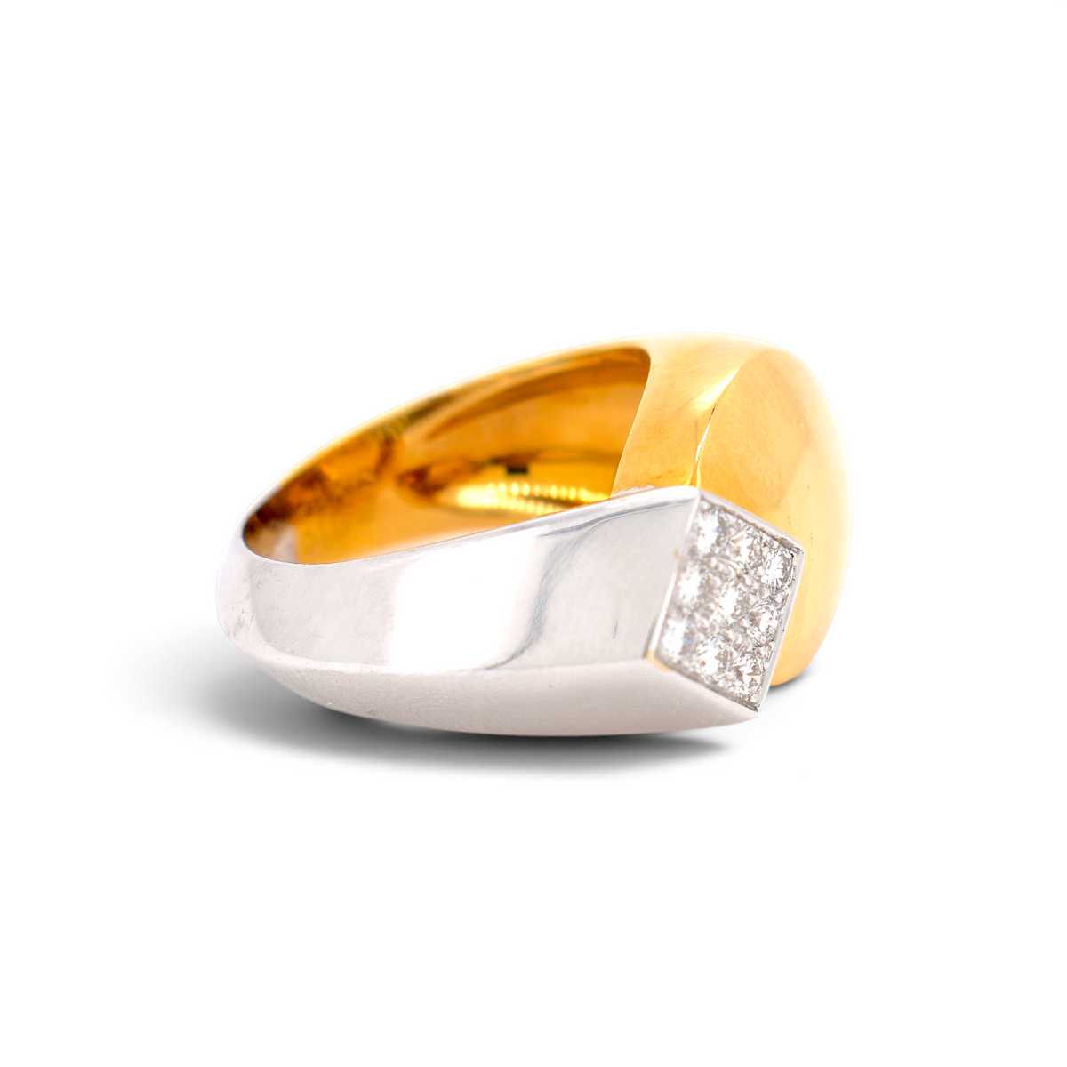 Bague chevalière vintage Fred Paris en or jaune et blanc 18k avec pavé de diamants, signée Antique Jewelry Finds