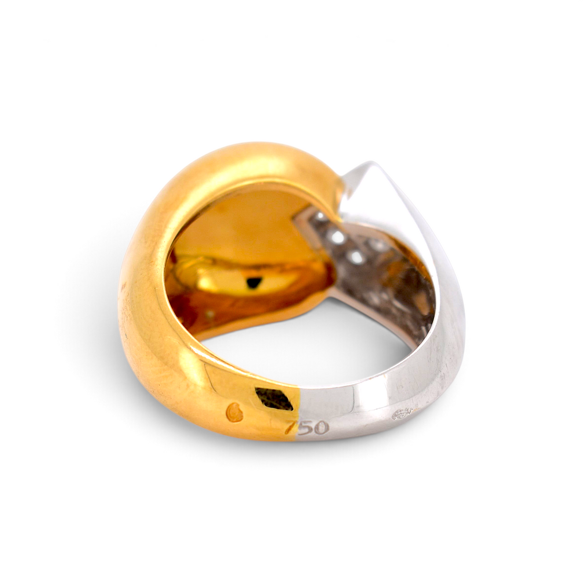 Bague chevalière vintage Fred Paris par Antique Jewelry Finds en or jaune et blanc 18k avec poinçon 750 visible.