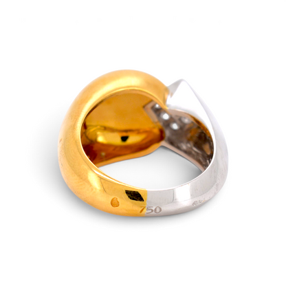 Bague chevalière vintage Fred Paris par Antique Jewelry Finds en or jaune et blanc 18k avec poinçon 750 visible.