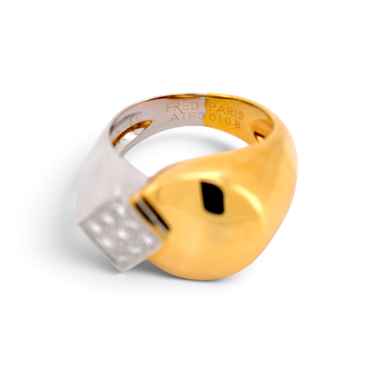 Bague chevalière vintage Antique Jewelry Finds Fred Paris en or jaune et blanc 18k avec pavé de diamants