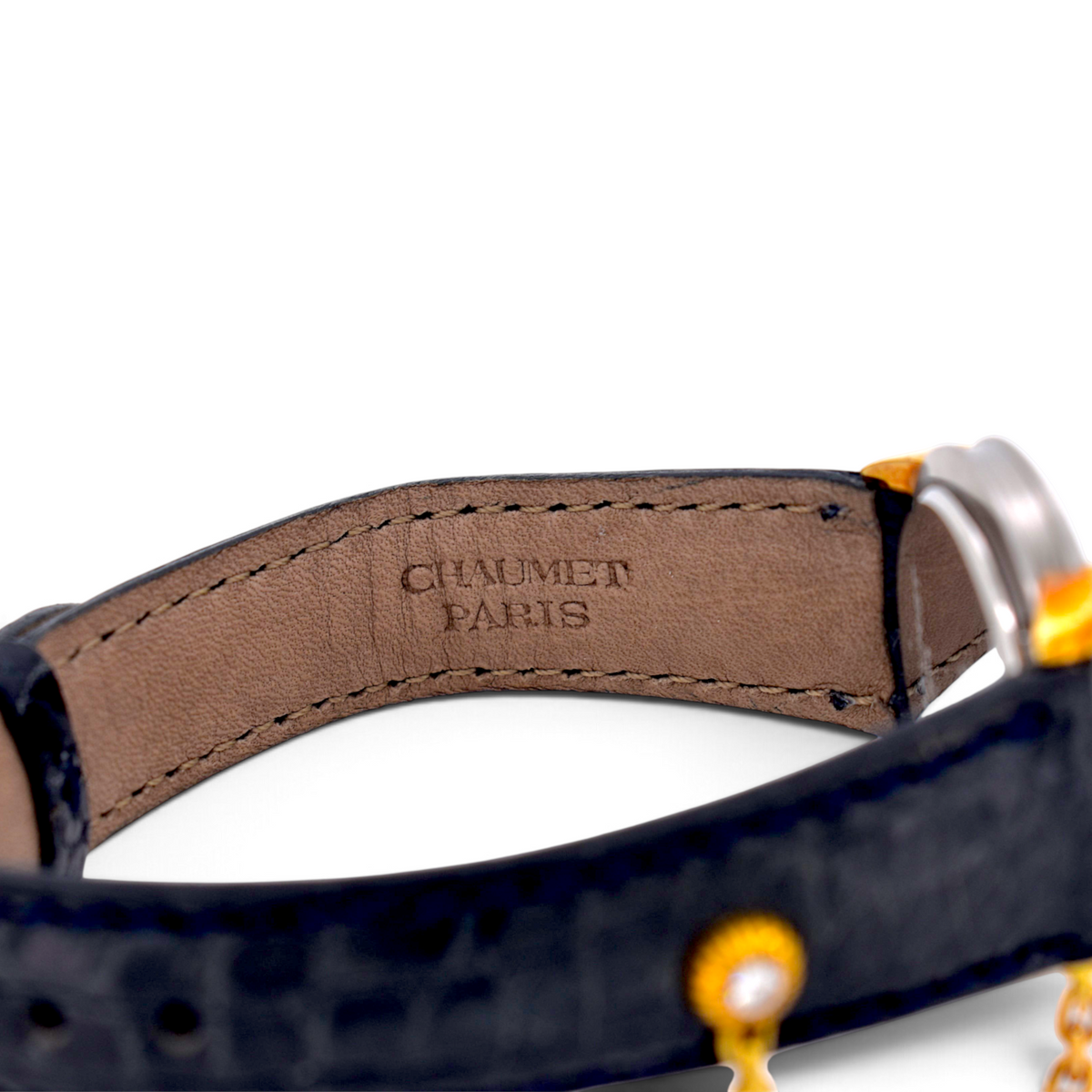 Détail du bracelet en cuir noir avec signature Chaumet Paris de la montre Antique Jewelry Finds Elysée vintage