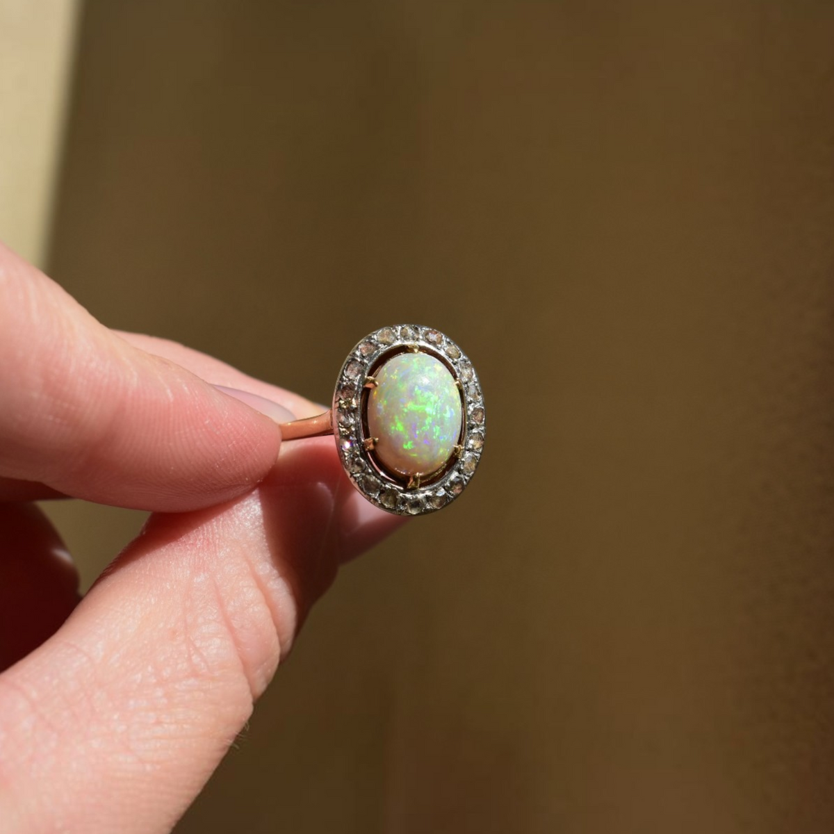 Bague Antique Jewelry Finds victorienne en or 18k et platine avec opale australienne et halo de diamants taille rose