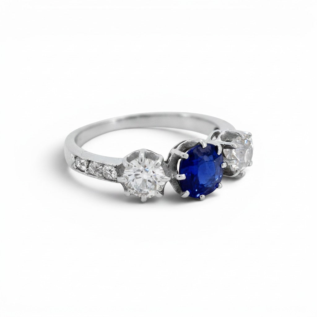 Antique Art Deco 18k white gold trilogy ring sapphire old-cut diamond detail side view circa 1890 — Antique Jewelry Finds