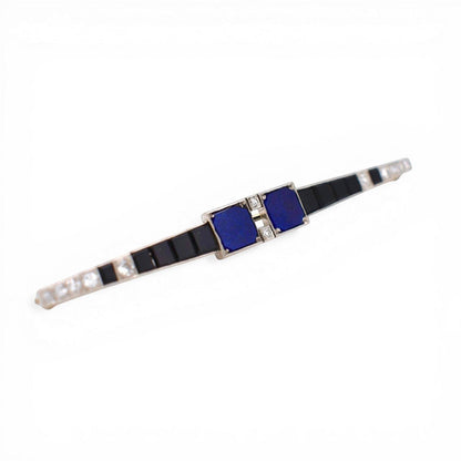 Side profile of the 73mm platinum brooch showing its slim and elegant silhouette