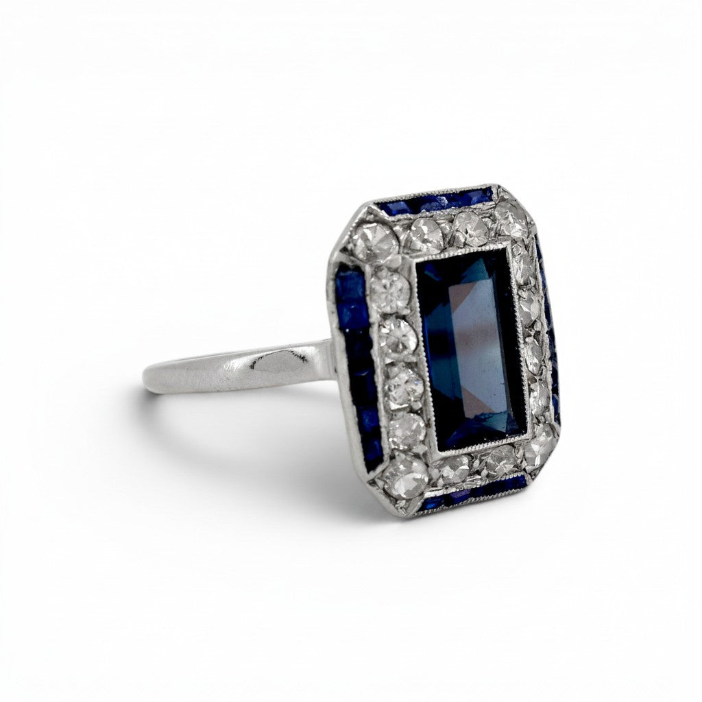 Antique Art Deco platinum ring calibré 
sapphire diamond detail side view circa 1920 — Antique Jewelry Finds