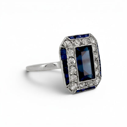 Antique Art Deco platinum ring calibré 
sapphire diamond detail side view circa 1920 — Antique Jewelry Finds