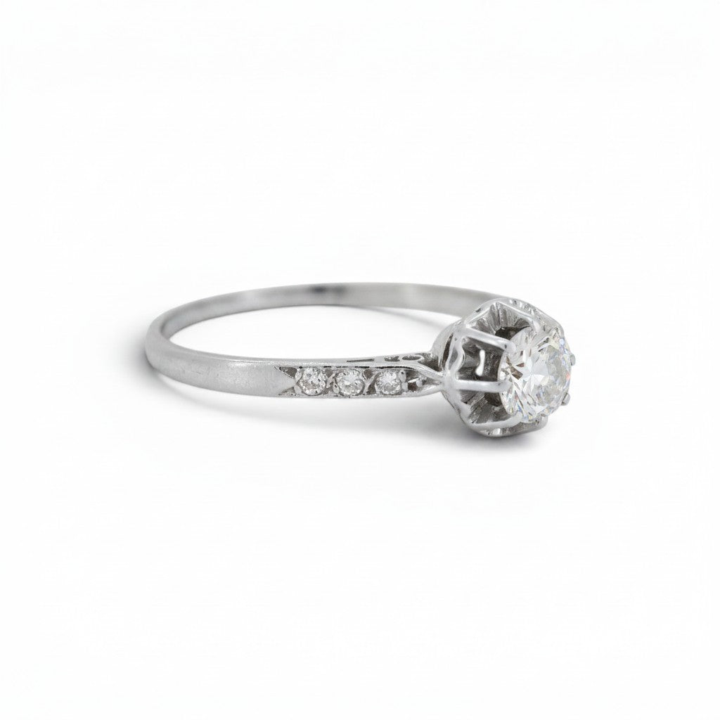 Antique Art Deco platinum solitaire ring diamond shoulder detail side view circa 1920 — Antique Jewelry Finds
