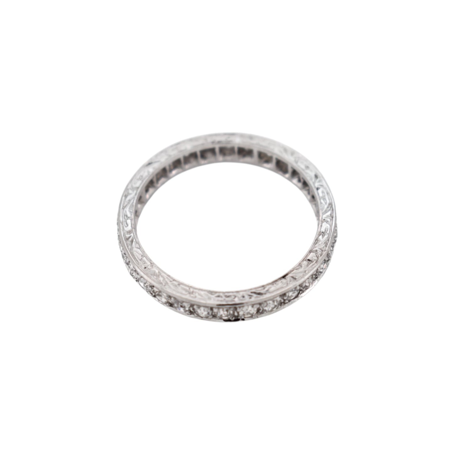 Top-down view showing the unbroken loop of diamonds on a 3.6g platinum antique band