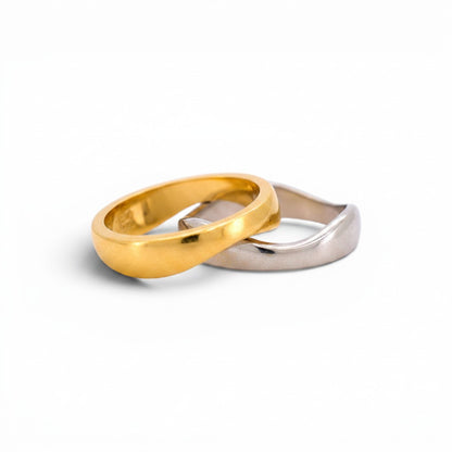 Bague Cartier Nouvelle Vague en or jaune et blanc 18k entrelacée, signée et numérotée, par Antique Jewelry Finds