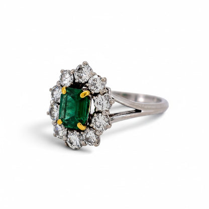 Bague marguerite vintage Antique Jewelry Finds en or blanc 18k avec émeraude centrale et halo de diamants brillants