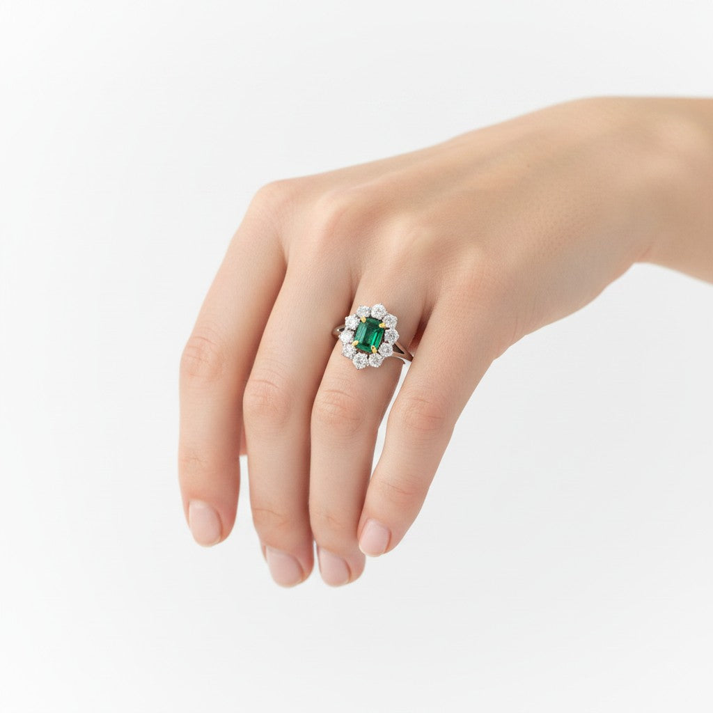 Bague marguerite vintage Antique Jewelry Finds en or blanc 18k avec émeraude centrale et halo de diamants brillants