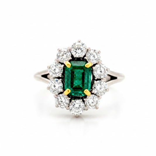 Bague marguerite vintage Antique Jewelry Finds en or blanc 18k avec émeraude rectangulaire et halo de diamants