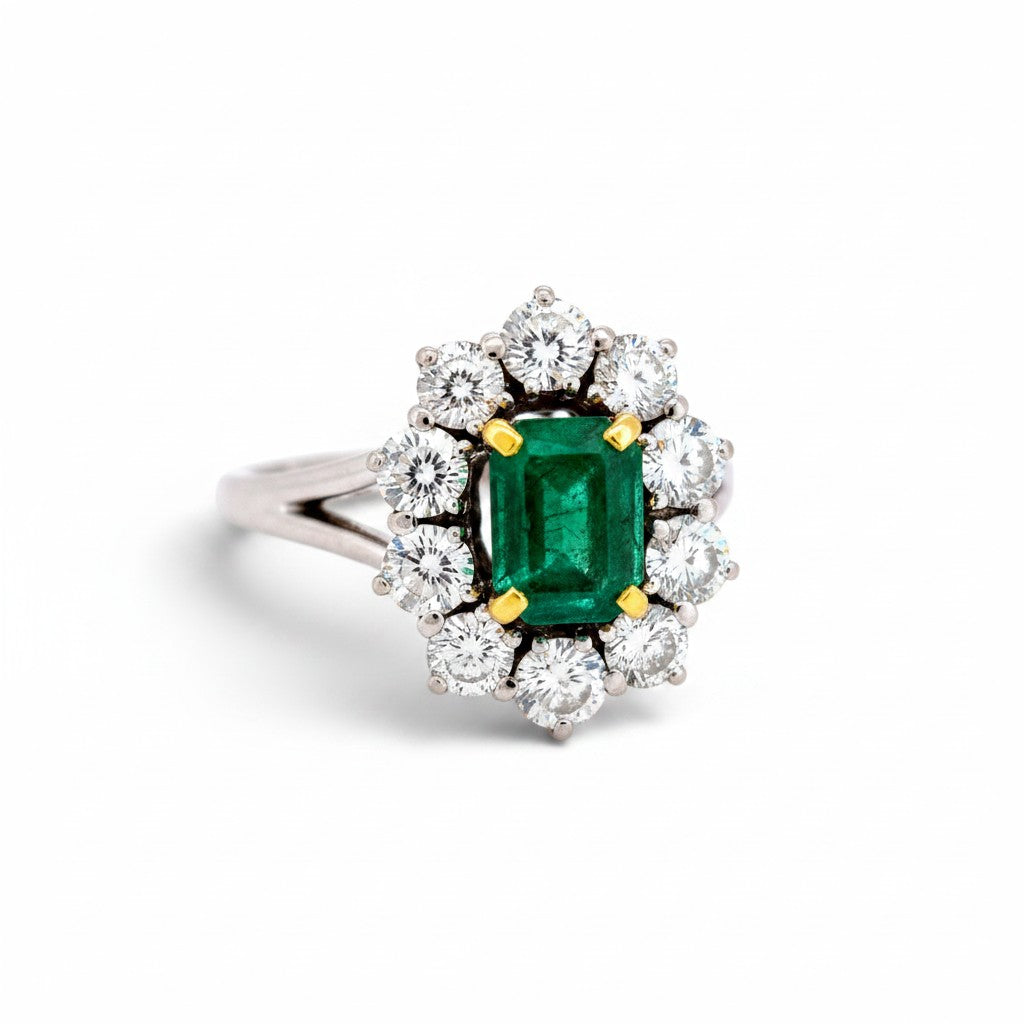 Bague marguerite vintage Antique Jewelry Finds en or blanc 18k avec émeraude centrale et halo de diamants brillants