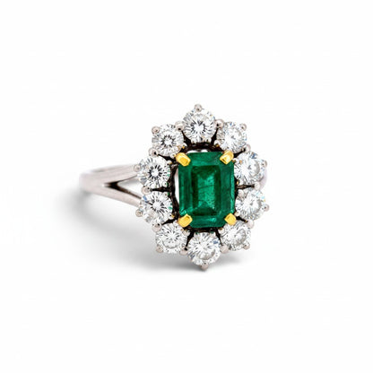 Bague marguerite vintage Antique Jewelry Finds en or blanc 18k avec émeraude centrale et halo de diamants brillants