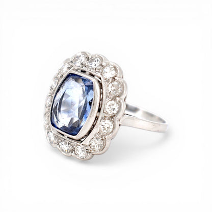 Macro photo of platinum Art Deco ring band right side
