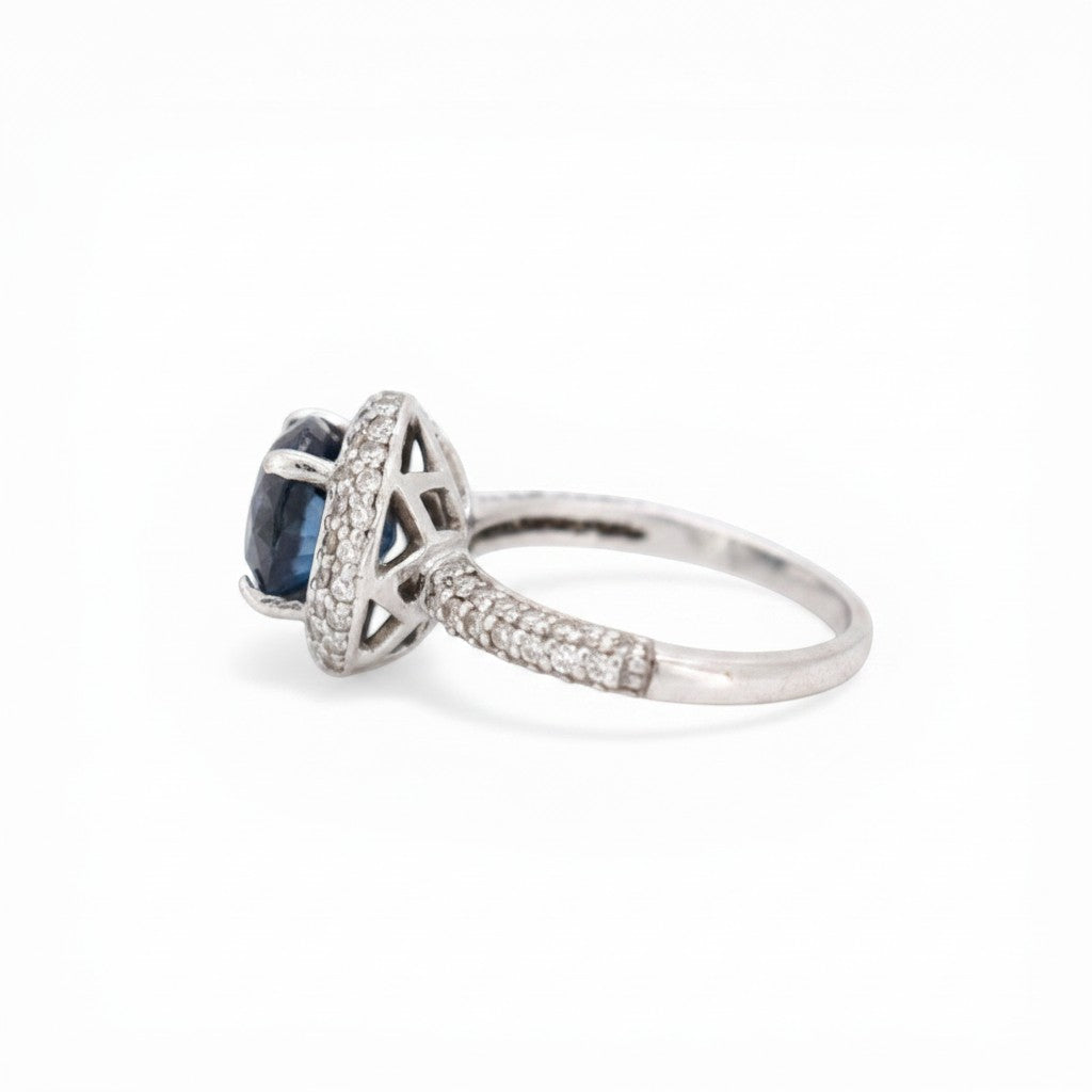 Side view of the 18k gold ring structure showing the double layer diamond basket