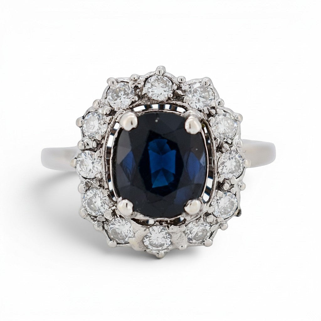 Bague vintage Antique Jewelry Finds en or 18 carats, saphir bleu 2ct entouré de diamants 1ct, style halo, circa 1960