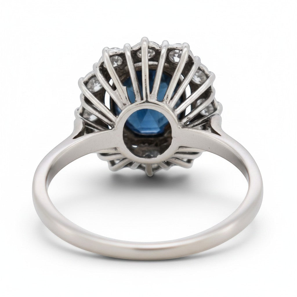 Bague vintage Antique Jewelry Finds en or 18 carats, saphir bleu 2ct entouré de diamants 1ct, circa 1960