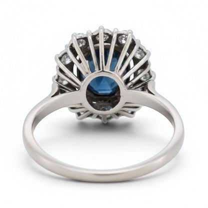 Bague vintage Antique Jewelry Finds en or 18 carats, saphir bleu 2ct entouré de diamants 1ct, circa 1960