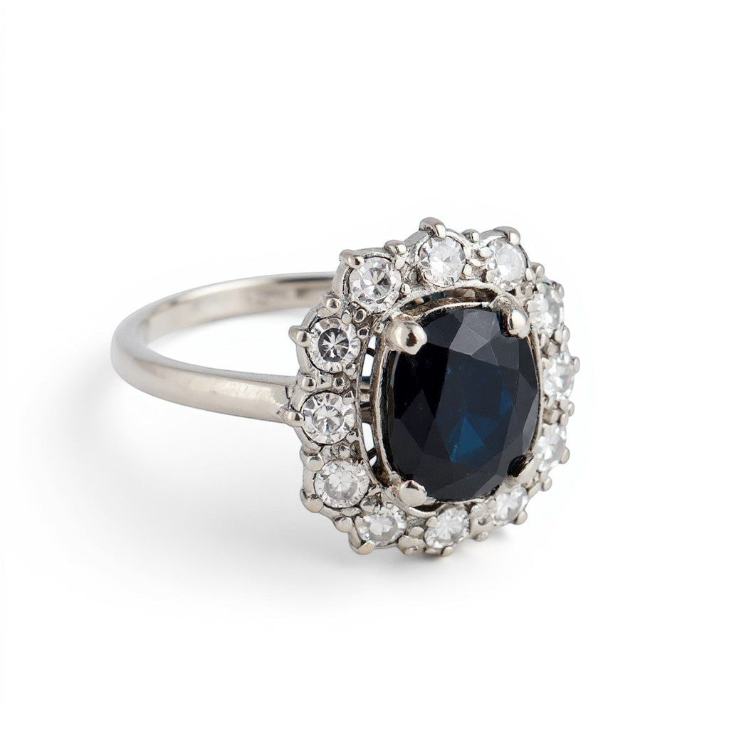 Bague vintage Antique Jewelry Finds en or 18 carats avec saphir bleu de 2 ct entouré de diamants de 1 ct, circa 1960