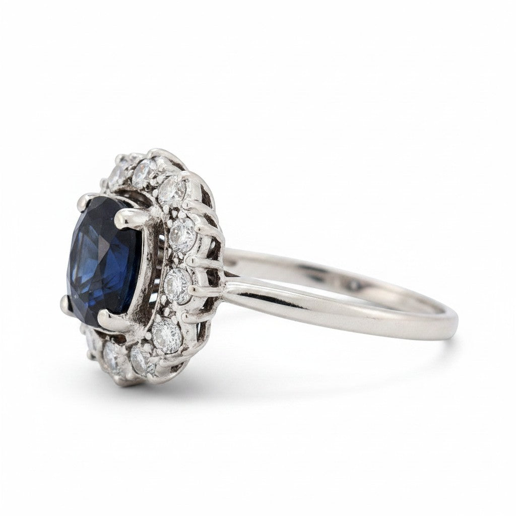 Bague vintage Antique Jewelry Finds en or jaune 18 carats avec saphir bleu de 2 ct entouré de diamants de 1 ct.