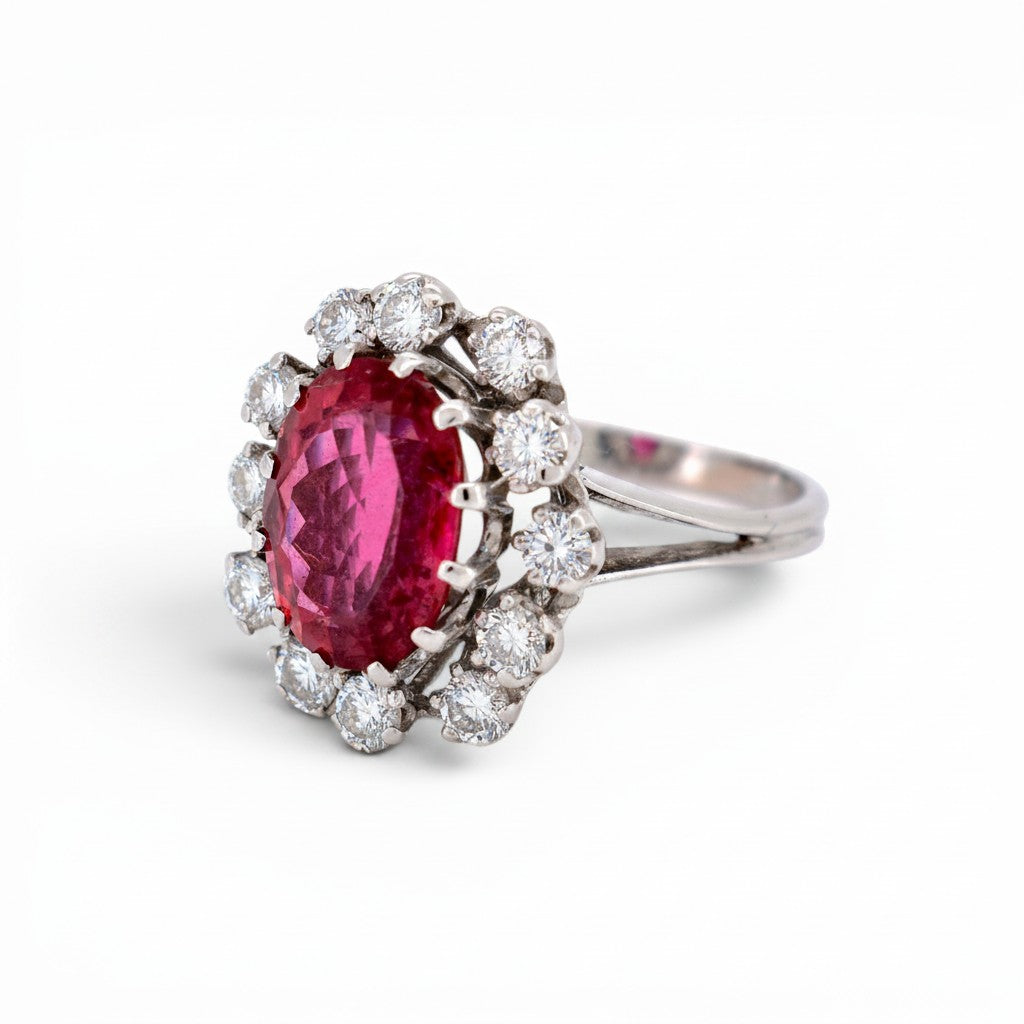 Bague marguerite vintage Antique Jewelry Finds en or blanc 18k, tourmaline rose ovale et halo de diamants cognac