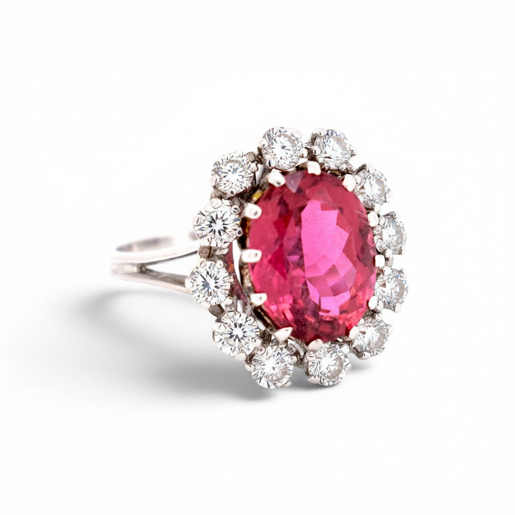Bague marguerite vintage Antique Jewelry Finds en or blanc 18k avec tourmaline rose ovale et halo de diamants