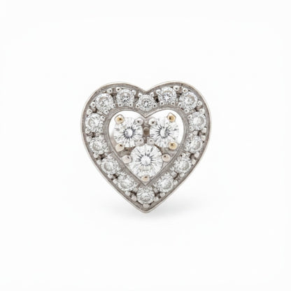 Boucles d'oreilles cœur en or blanc 18 carats serties de diamants pavés et centraux. Design vintage romantique.