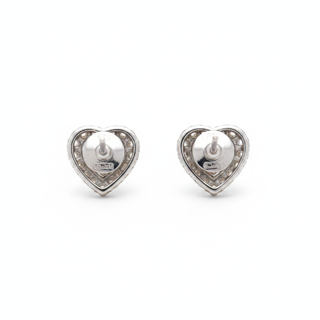 Boucles d'oreilles cœur en or blanc 18 carats serties de diamants pavés, par Antique Jewelry Finds. Fermoirs Alpa sécurisés.