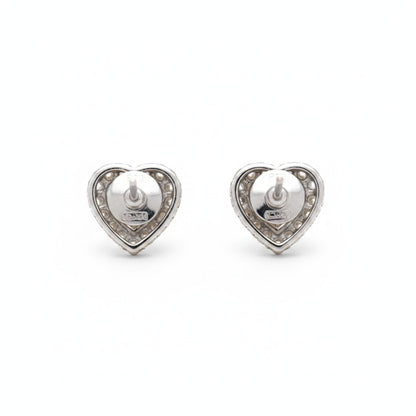 Boucles d'oreilles cœur en or blanc 18 carats serties de diamants pavés, par Antique Jewelry Finds. Fermoirs Alpa sécurisés.