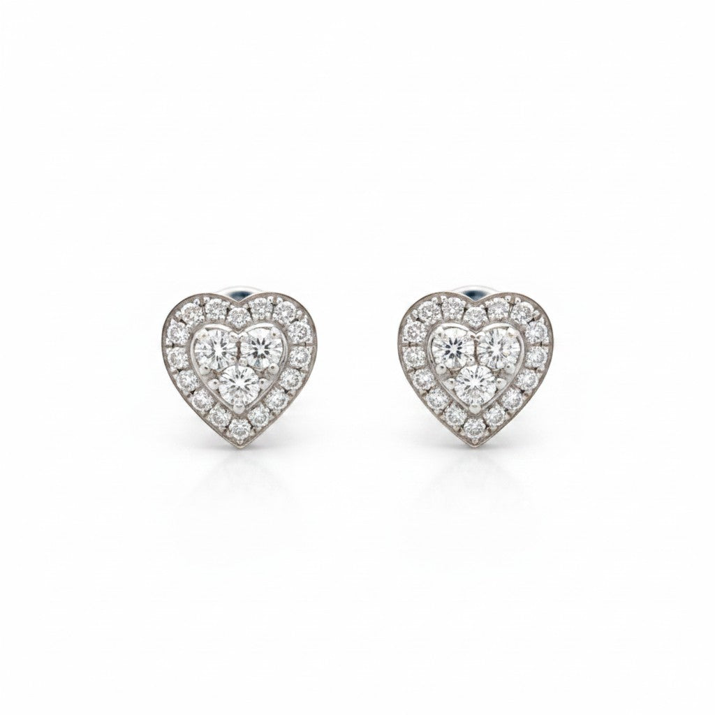 Boucles d'oreilles cœur en or blanc 18 carats serties de diamants pavés par Antique Jewelry Finds. Design vintage inspiré de Chopard.