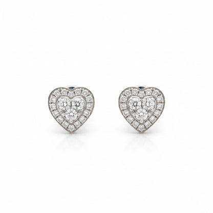 Boucles d'oreilles cœur en or blanc 18 carats serties de diamants pavés par Antique Jewelry Finds. Design vintage inspiré de Chopard.