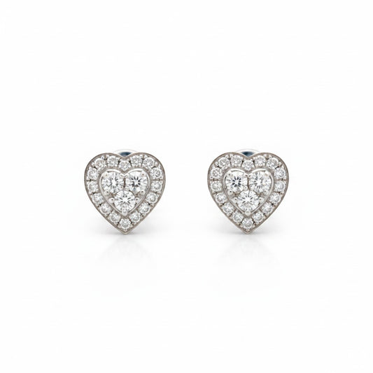 Boucles d'oreilles cœur en or blanc 18 carats serties de diamants pavés par Antique Jewelry Finds. Design vintage inspiré de Chopard.