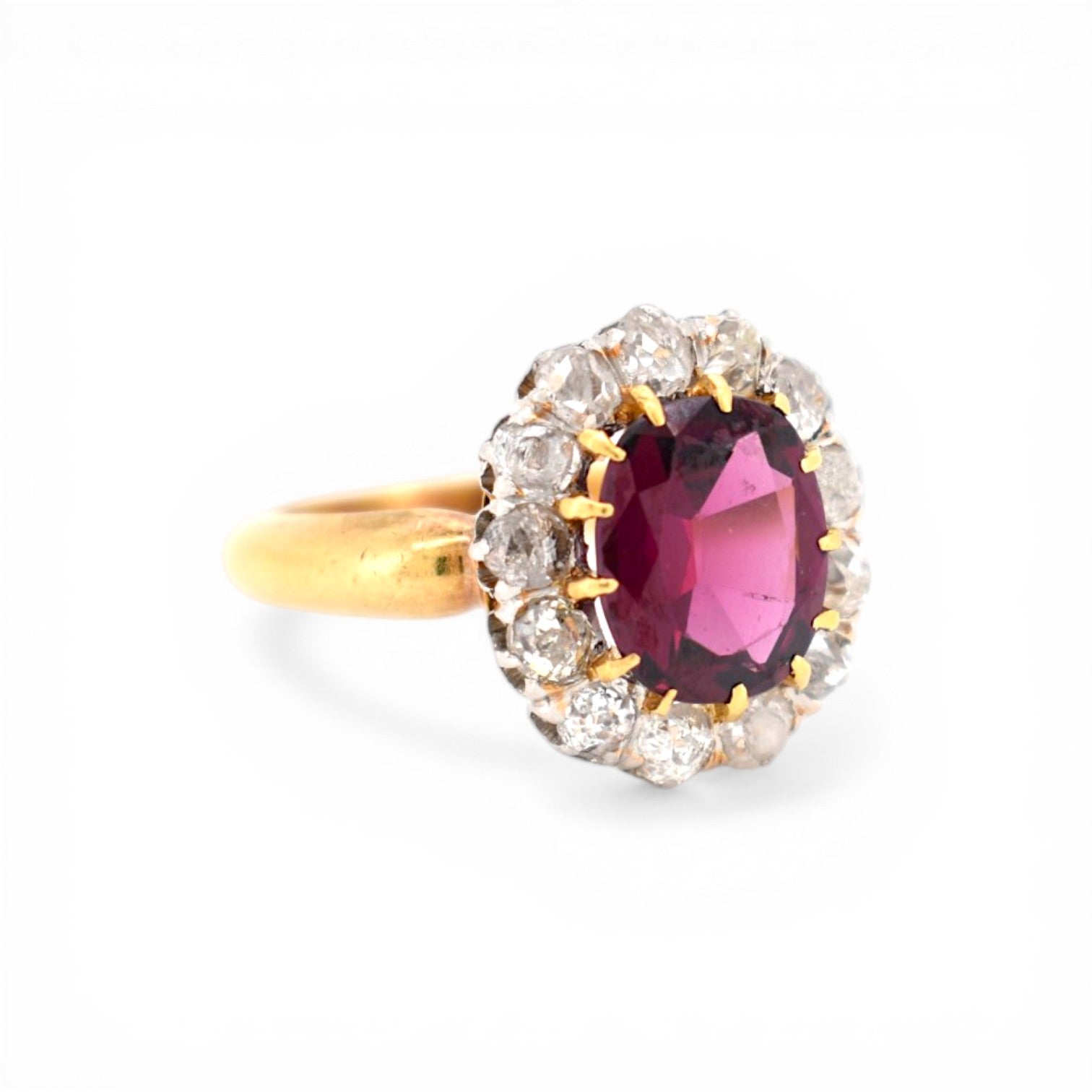 Side profile of Belle Epoque ring showing the antique openwork basket and 18k gold band