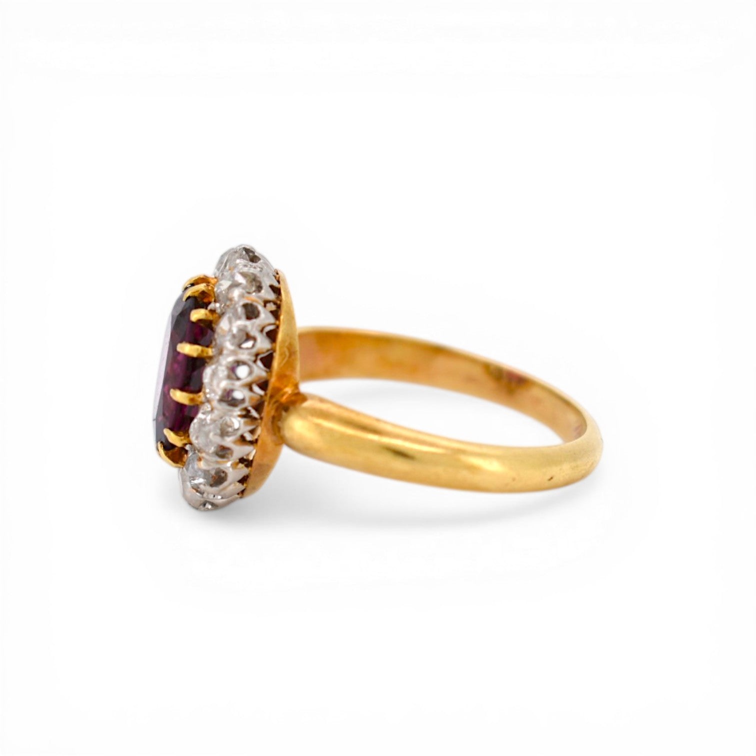 zoom on the band of the antique ring in 18k