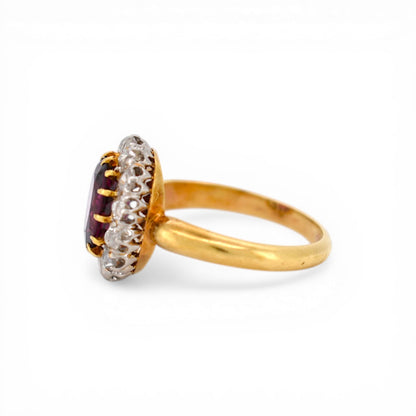 zoom on the band of the antique ring in 18k