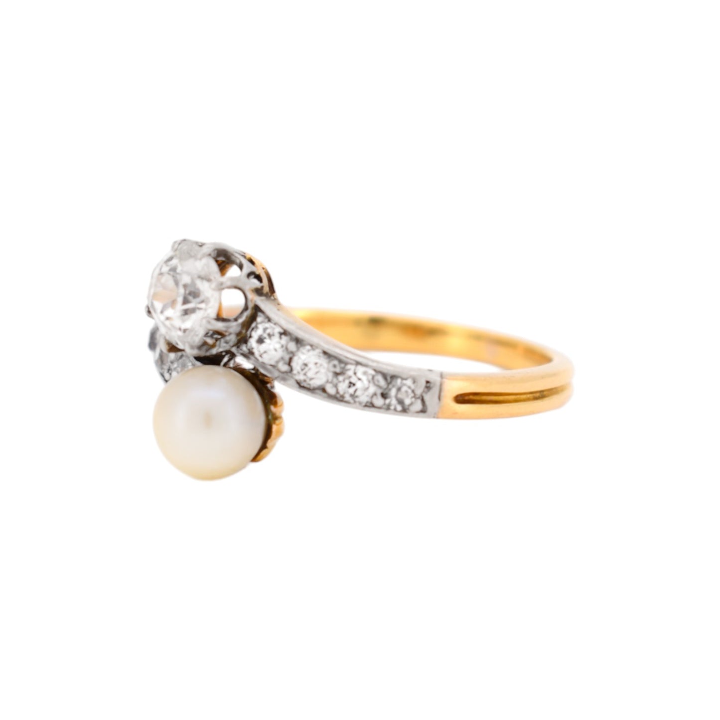 Side profile of 18k gold and platinum ring showing the Belle Epoque scrollwork