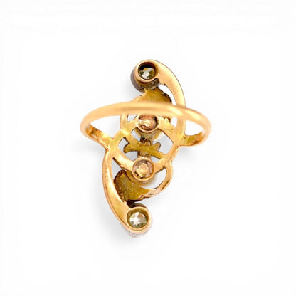 Bague Art Nouveau en or jaune 18 carats, ornée de perles naturelles et de diamants anciens d'environ 0,80 ct. Design ajouré et organique, circa 1910.