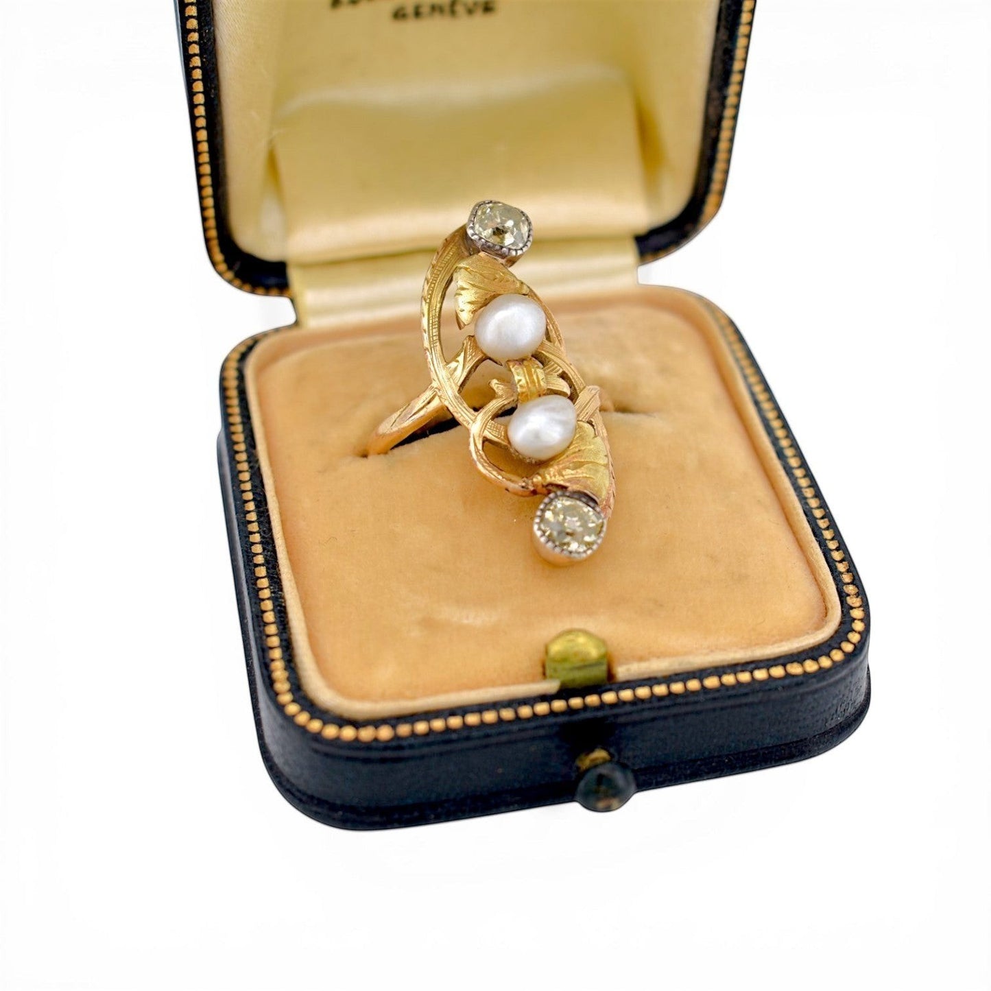 Bague Art Nouveau Antique Jewelry Finds en or jaune 18 carats avec deux perles naturelles et deux diamants anciens d'environ 0,80 ct.