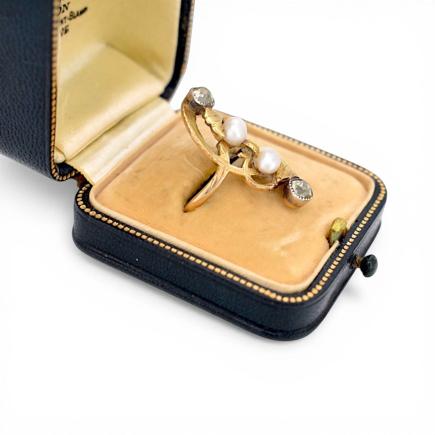 Bague Art Nouveau Antique Jewelry Finds en or 18k, deux perles naturelles et deux diamants anciens de 0.80ct, circa 1910.