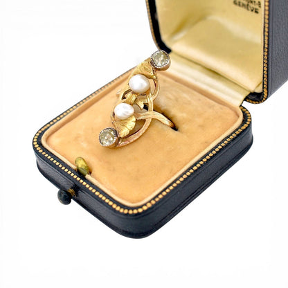 Bague Art Nouveau en or jaune 18 carats avec deux perles naturelles et deux diamants taille ancienne de 0,80 ct, circa 1910, Antique Jewelry Finds.