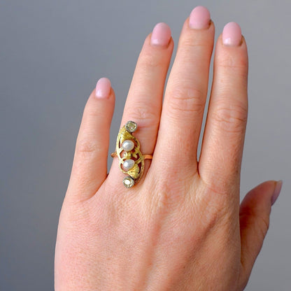 Bague Art Nouveau en or jaune 18 carats de Antique Jewelry Finds, ornée de deux perles naturelles et de deux diamants anciens d'environ 0,80 ct, circa 1910.