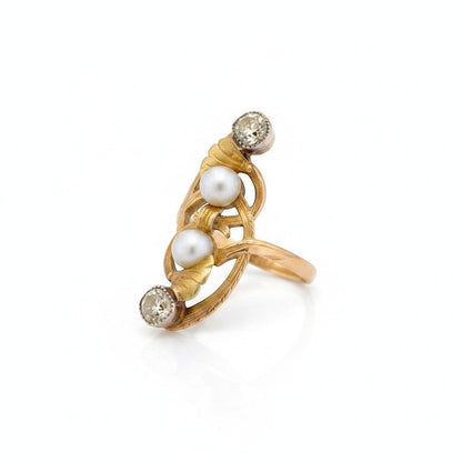 Bague Art Nouveau Antique Jewelry Finds en or jaune 18 carats avec deux perles naturelles et deux diamants anciens d'environ 0,80 ct.