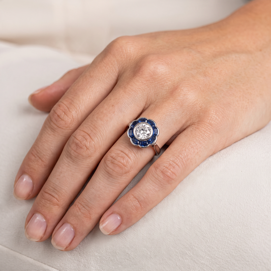 Bague Antique Jewelry Finds Art Deco en platine avec diamant central de 0,90ct entouré de saphirs en forme de fleur