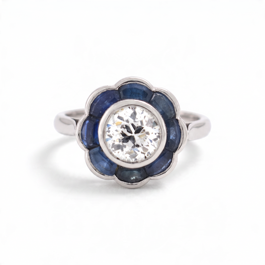 Bague Art Deco Antique Jewelry Finds en platine avec diamant taille ancienne 0,90ct et halo de saphirs naturels en fleur