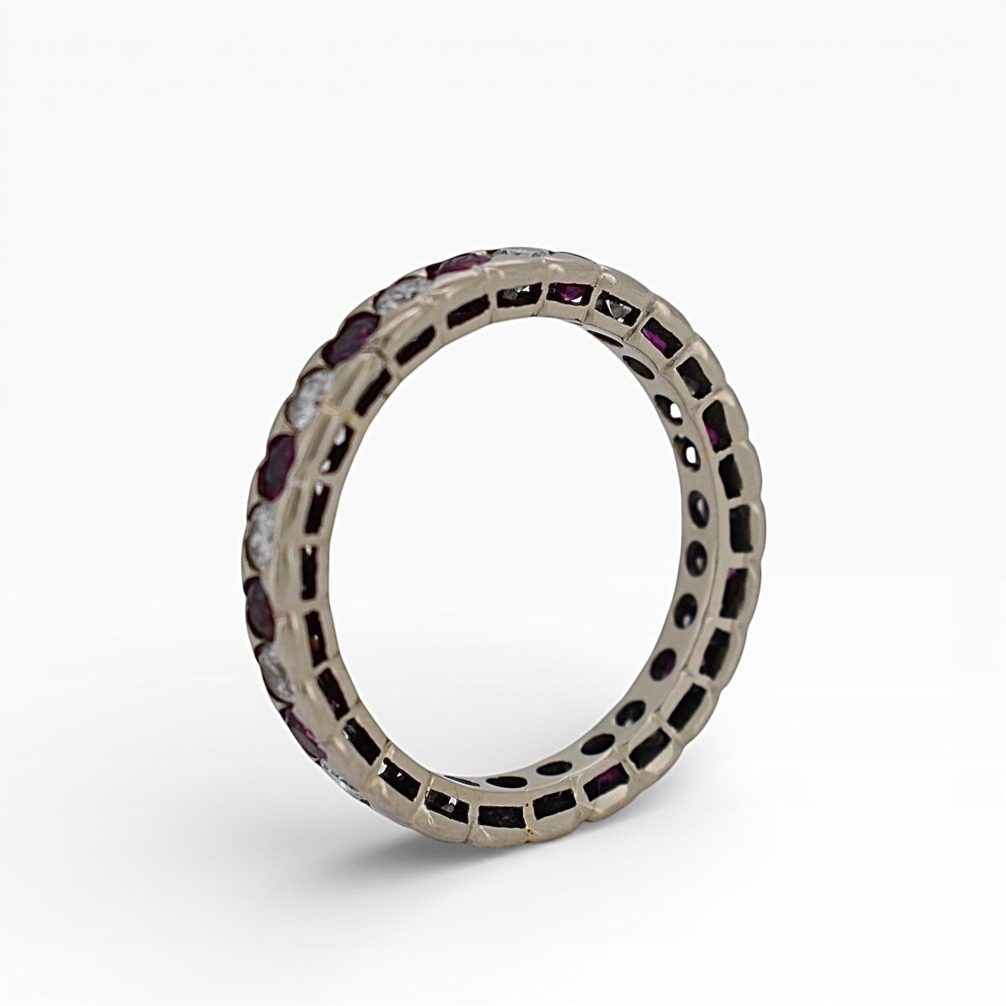 Close-up of the 2.5mm solid 18k gold setting of a vintage eternity ring