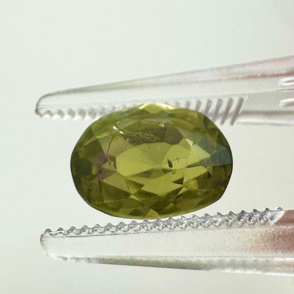 Side profile view of the unheated 2.47 carat Sri Lankan green sapphire highlighting its perfect symmetry and pavilion depth.